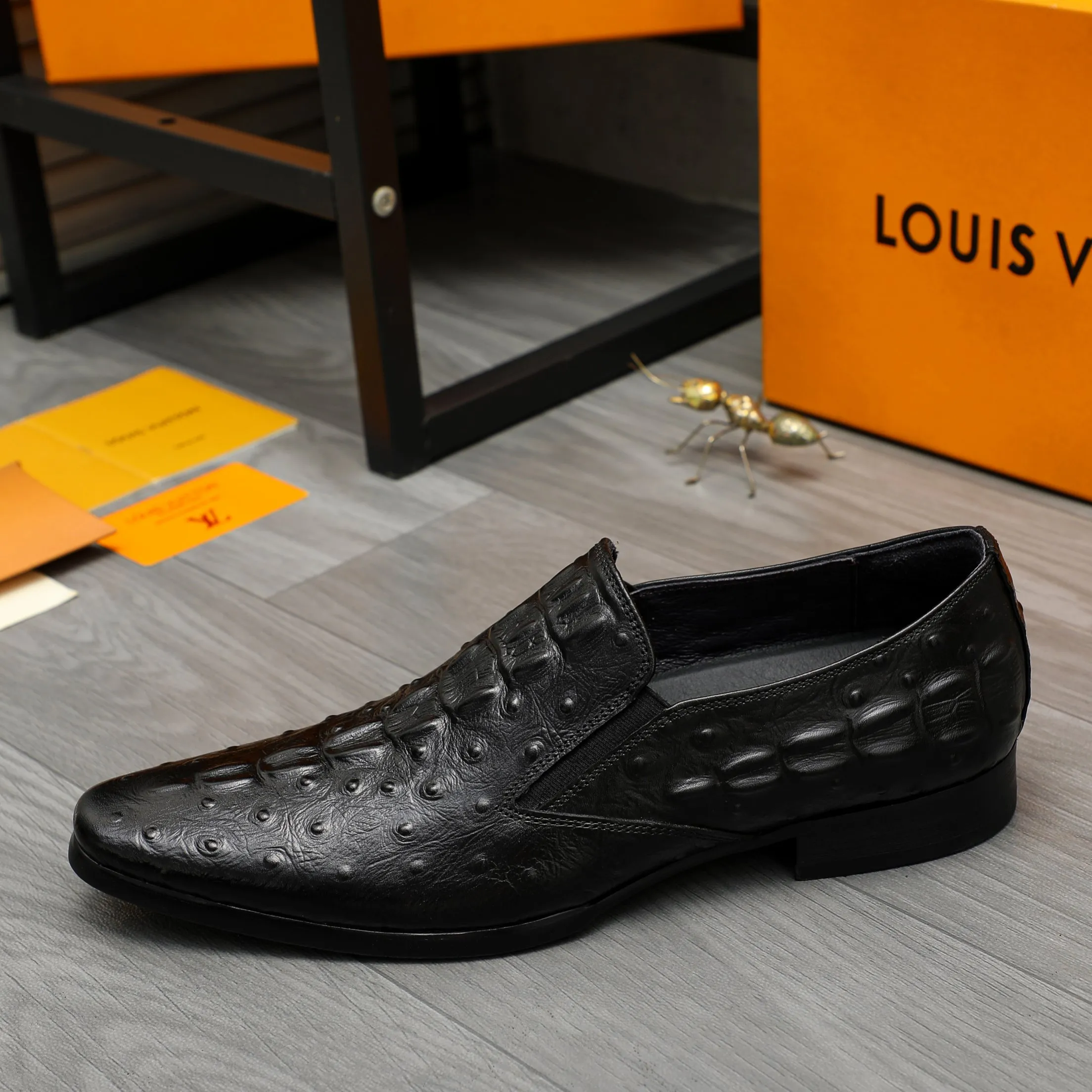 Men's shoes 💰500 Product trademark: LV "Louis Vuitton" business slip-on leather shoes Regular size: 37-46 Product material: Selected crocodile pattern cowhide upper, pigskin lining, rubber outsole
